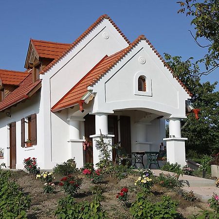 Casa Beata Villa Lesencetomaj Exterior photo