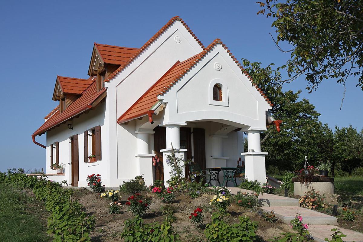 Casa Beata Villa Lesencetomaj Exterior photo